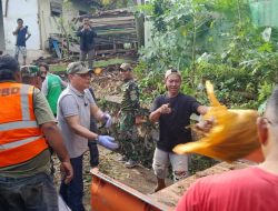 Tembok SDN 2 Metro Pusat Ambruk, Wali Kota Pimpin Langsung Aksi Gotong Royong Warga